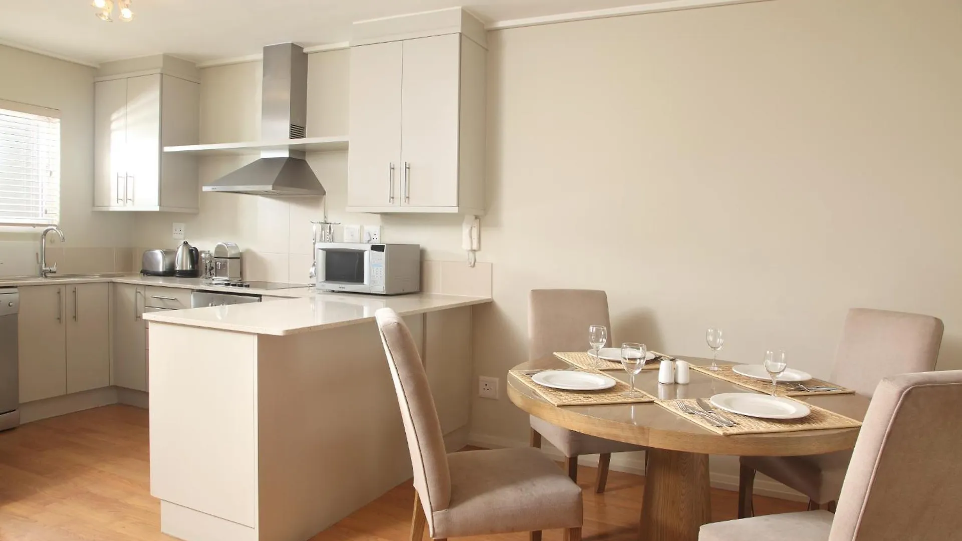 Lagoon Beach Hotel Apartments Cape Town Aparthotel